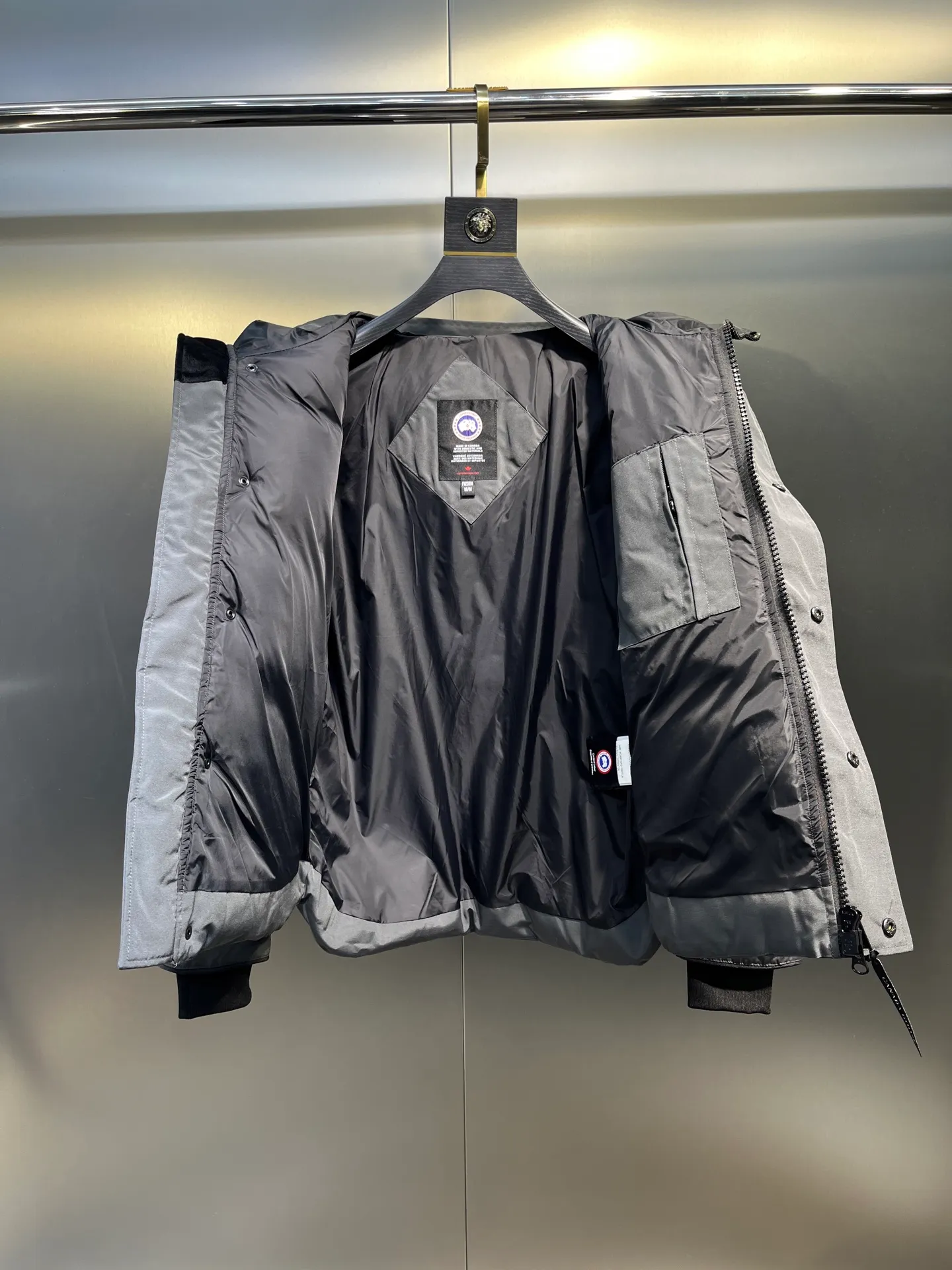 P700 Goose 🌟17 styles of chest patch, same style for men and women, cold-resistant down jackets! The fur collar is detachable. The natural Siberian coyote fur collar has a delicate yet strong feel, which comes from the sense of life that comes from the erosion of wind and frost in nature. The market usually uses raccoon fur or fake fur instead, which is not even the slightest bit better! The collar part has cold-proof flannel, which is close to the head and neck, comfortable and warm! The fabric is made of high-density nano-level waterproof fabric, which is windproof and wear-resistant and has a certain thickness! The zipper is the official YKK brand! The waist has an elastic waistline design that can be adjusted according to yourself! There is also an anti-wind Velcro inside! Seamless threaded cuffs to avoid stiffening! In order to prevent cold wind from pouring in, a double closure design is adopted. On the premise of the traditional zipper fly, six Velcro fasteners are used for secondary closure, which brings better warmth retention effect. It retains the classic hooded design and uses super large luxurious wolf fur to protect against wind and cold. No matter how low the temperature is this winter, one piece is enough. I’ll give you the wind and temperature. Size: s-xxl